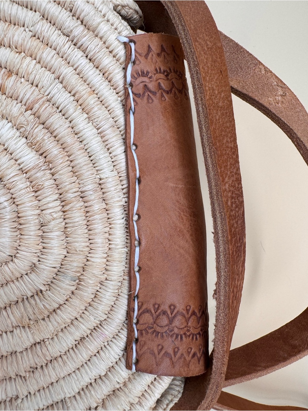 Source Unknown Beige Woven Round Crossbody with Brown Leather Flap - Picture 13 of 14